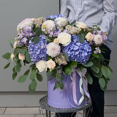 Заказать Коробка с цветами " Летняя Мадейра" с доставкой в Charlotte.ru Коробка с цветами " Летняя Мадейра"