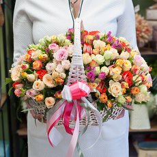 Заказать Корзина с кустовыми розами "Лили Марлен" с доставкой в Charlotte.ru Корзина с кустовыми розами "Лили Марлен"