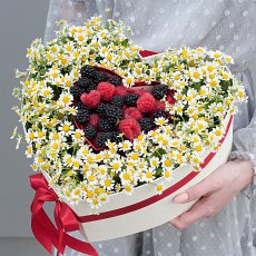 Заказать Коробка с цветами и ягодами "Любимый июль" с доставкой в Charlotte.ru Коробка с цветами и ягодами "Любимый июль"